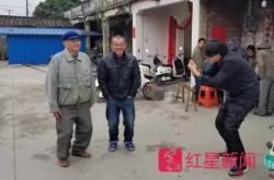 搞笑视频“糟老头子坏得很”走红 当事人得以还清家里欠债